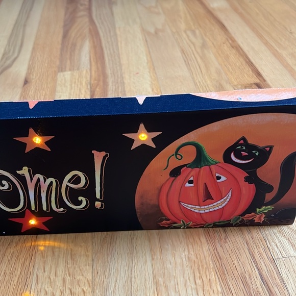 Halloween lighted Welcome sign - 18” wide by 6” high. - Picture 3 of 9